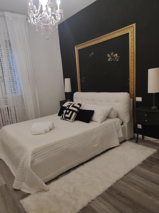Aurora Flowers - Two Rooms And Free Parking Near Center And Train Station Modena Eksteriør bilde